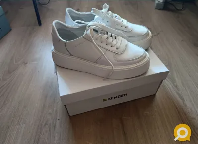 Женские кроссовки