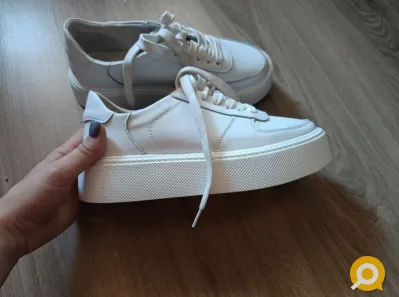 Женские кроссовки