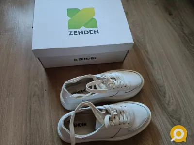 Женские кроссовки